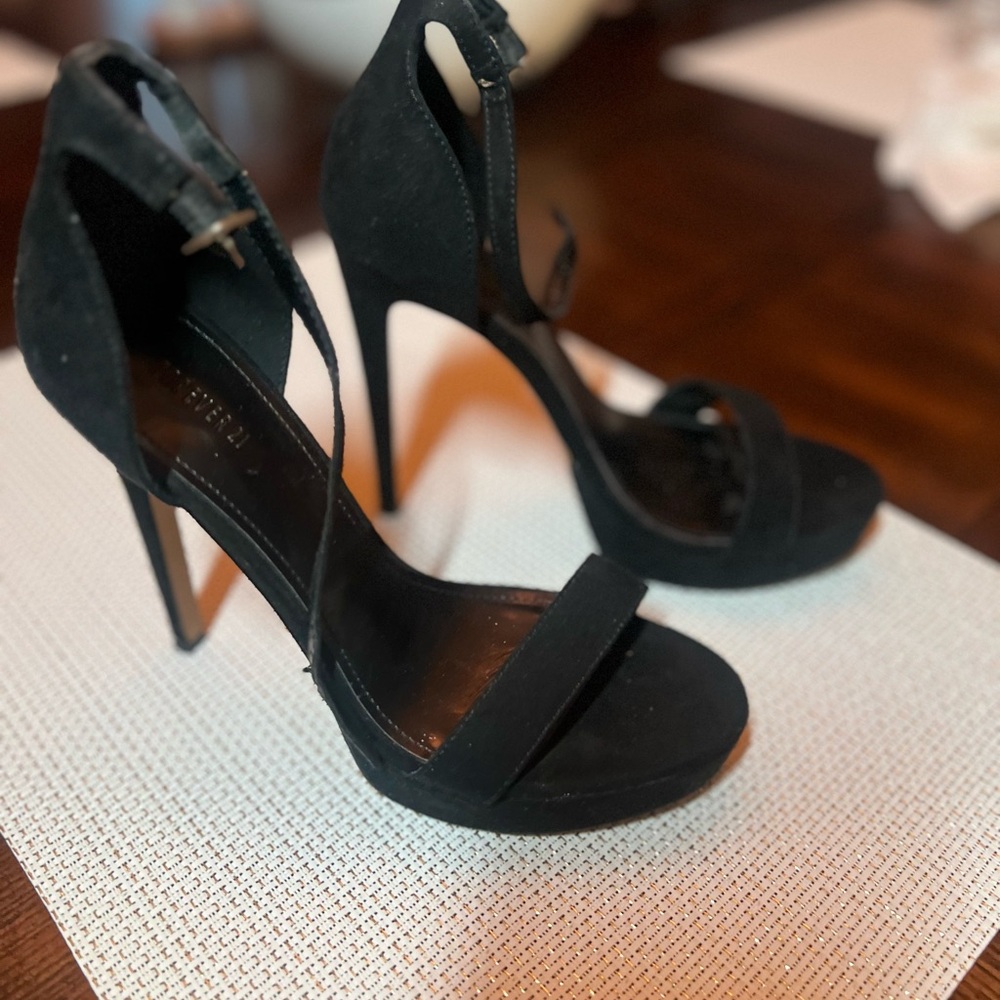 Forever 21 black heels
Size 7 1/2
Good Used Condition